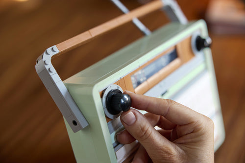 LEGO Icons Retro-radio 10334 – nærbillede af drejeknappen på radiomodellen