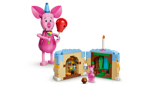 LEGO Disney 43305 – Grislingens fødselsdagssjov – Grisling ved siden af den åbne kage med rum