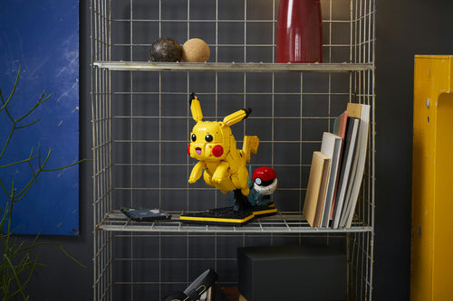 LEGO Pokémon 72152 – Pikachu og Poké Ball – Pikachu udstillet på en hylde