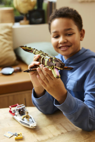 LEGO Jurassic World 76974 – Bådmission: Klodsbygget mosasaur – barn undersøger den byggede mosasaur