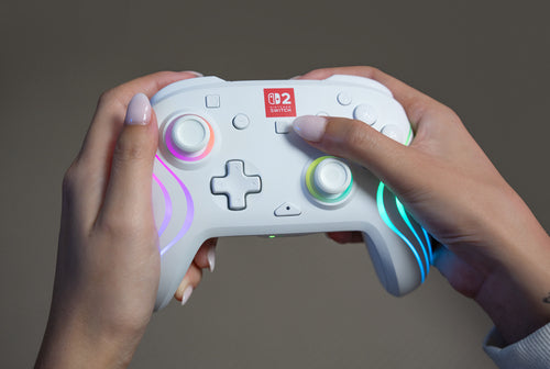 Turtle Beach Afterglow Wave Wireless – Switch-controller – Hvid – controller i brug med RGB; producentillustration