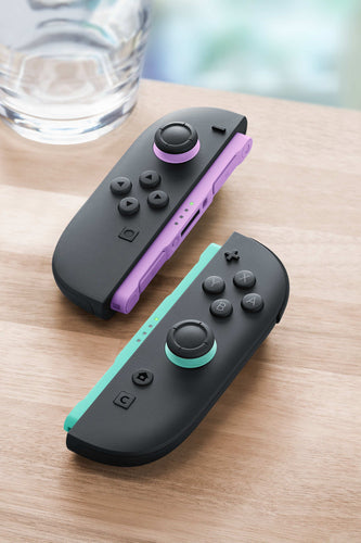 Nintendo Joy-Con 2 par Lyselilla/Lysegrøn Switch 2 – Joy-Con 2 på bord