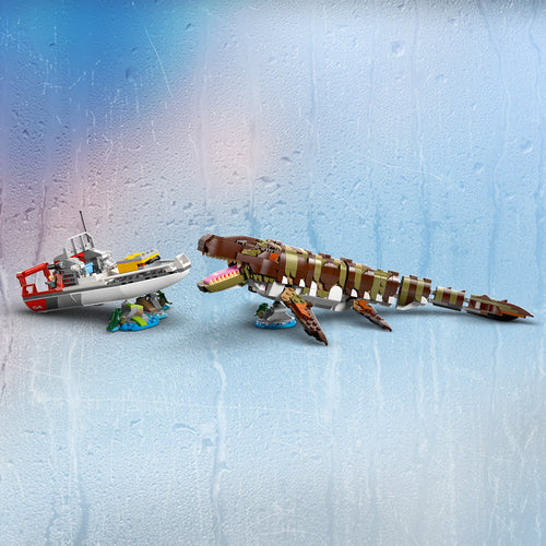 LEGO Jurassic World 76974 – Bådmission: Klodsbygget mosasaur – mosasaur og båd i en havscene
