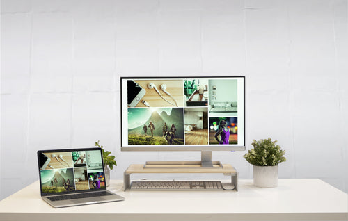 j5create JCT425-N – skærmstativ i træ med USB-C-dock – Laptop og ekstern skærm som eksempel