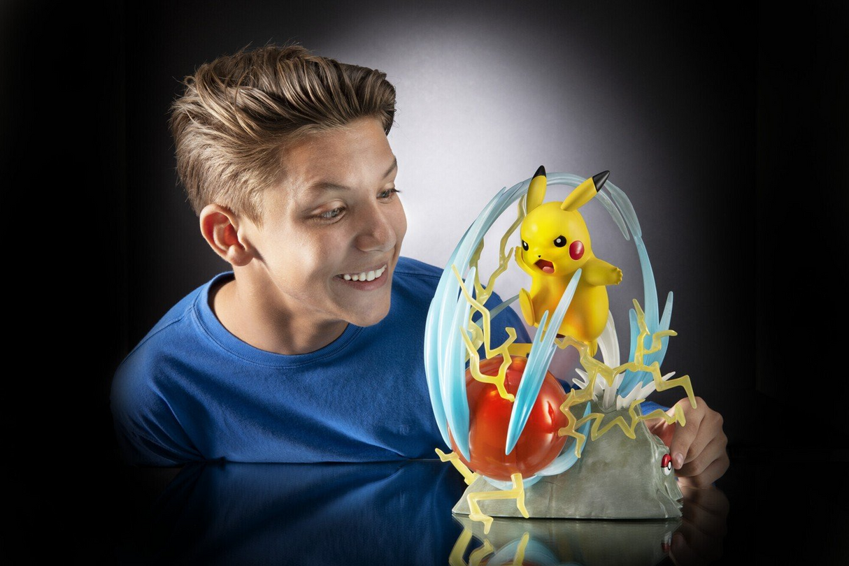 Pokémon - Deluxe Collector Statue Pikachu 33 Cm (Pkw2370)