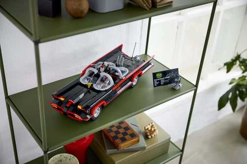 LEGO DC 76328 – Batman: Batmobil fra 1960'ernes tv-serie – Batmobilen med faktaplade på en reolhylde