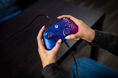 Turtle Beach Rematch Advanced Wired – Xbox/PC – Purple Fade – controller i brug; producentillustration
