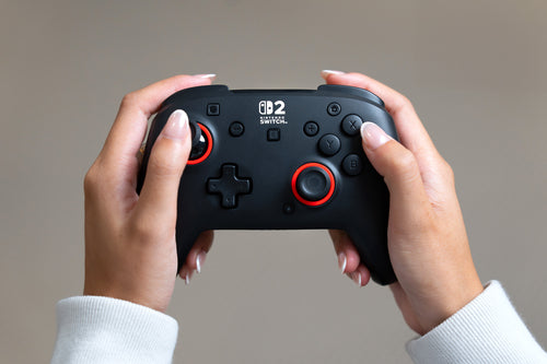 Turtle Beach Rematch Wireless – Switch-controller – Sort – controller i hænder; producentillustration