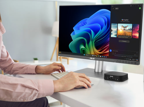 ASUS NUC 14 Pro AI Slim med Windows 11-skærm på kompakt arbejdsplads