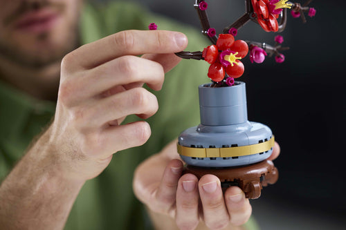 LEGO Botanicals 10369 – Japansk abrikostræ – nærbillede af krukken og de nederste blomster