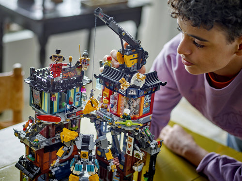 LEGO NINJAGO 71837 – NINJAGO Citys værksteder – bygger bruger kranen ved modellens øverste etager
