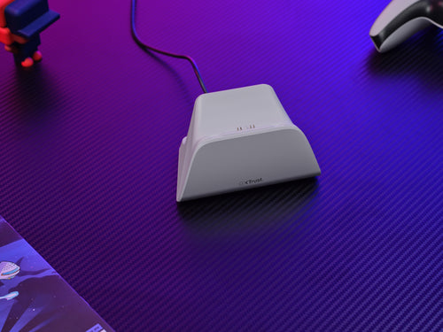 Trust GXT 255W – hvid opladningsstander til PS5 – produkt i brug, øvrigt udstyr er illustration