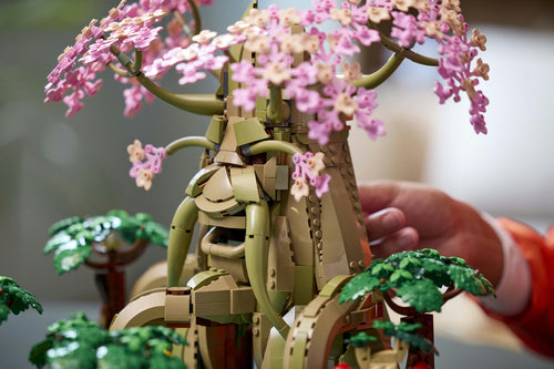 LEGO The Legend of Zelda 77092 – Deku-træet 2-i-1 – nærbillede af træets ansigt og blomster