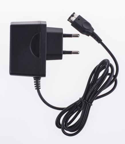 Freaks And Geeks - DS fat/GBA SP AC adapter (in F&G bag + label) – produktet set skråt forfra