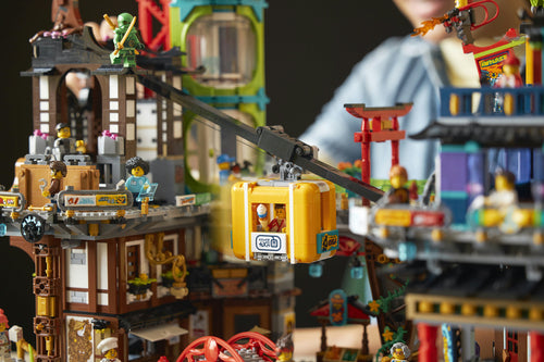 LEGO NINJAGO 71799 – NINJAGO Citys markeder – nærbillede af broen mellem bygningerne