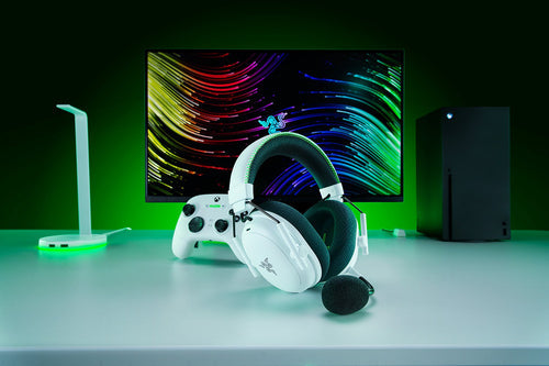 Razer BlackShark V3 Pro – Xbox – Trådløst headset – Hvid – headset ved Xbox-gamingopsætning; producentillustration