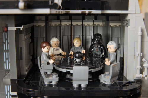 LEGO Star Wars 75419 – Dødsstjernen – nærbillede af møderummet med kejserlige figurer