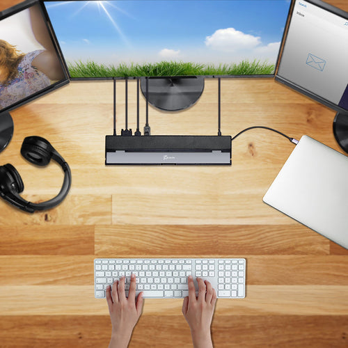 j5create JCD543P – dock til tre skærme med 100 W oplader – Arbejdsbord med skærm som eksempel