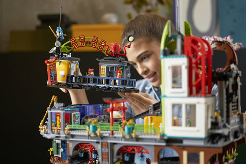 LEGO NINJAGO 71799 – NINJAGO Citys markeder – bymodellens bagside med butikker og rum