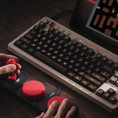 8BitDo Retro 87 Mechanical Keyboard C64 Edition ISO UK – Super Stick og ekstraknapper i brug
