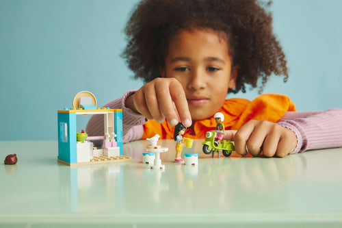 LEGO Friends 41723 – Donutbutik – nærbillede af barn, minidukker og butik