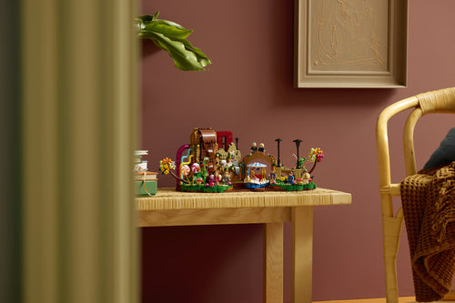 LEGO Ideas 21360 – Willy Wonka og chokoladefabrikken – fabrikken udstillet ved en lænestol