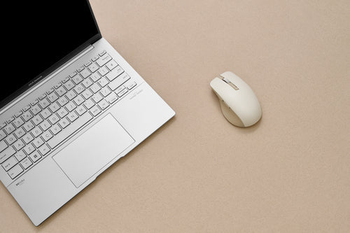 ASUS SmartO Mouse MD200 Silent Plus – illustreret i brug (vinkel 3)