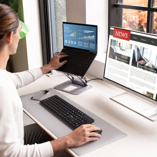 j5create – justerbart laptopstativ med 4K USB-C-dock – Arbejdsplads som eksempel