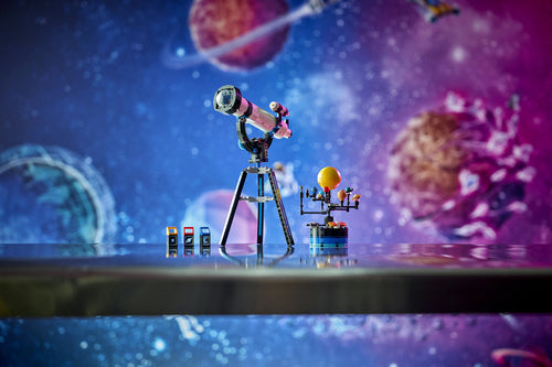 LEGO Creator 31378 – teleskopmodellen udstillet i en rumscene