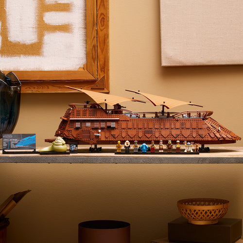 LEGO Star Wars 75397 – Jabbas sejlpram – sejlpram og figurer udstillet på en kommode