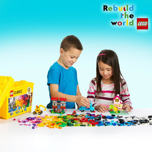 LEGO Classic 10698 – Stor kreativ klodskasse – to børn bygger med klodserne