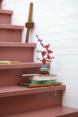 LEGO Botanicals 10369 – Japansk abrikostræ – blomstermodellen udstillet på en trappe