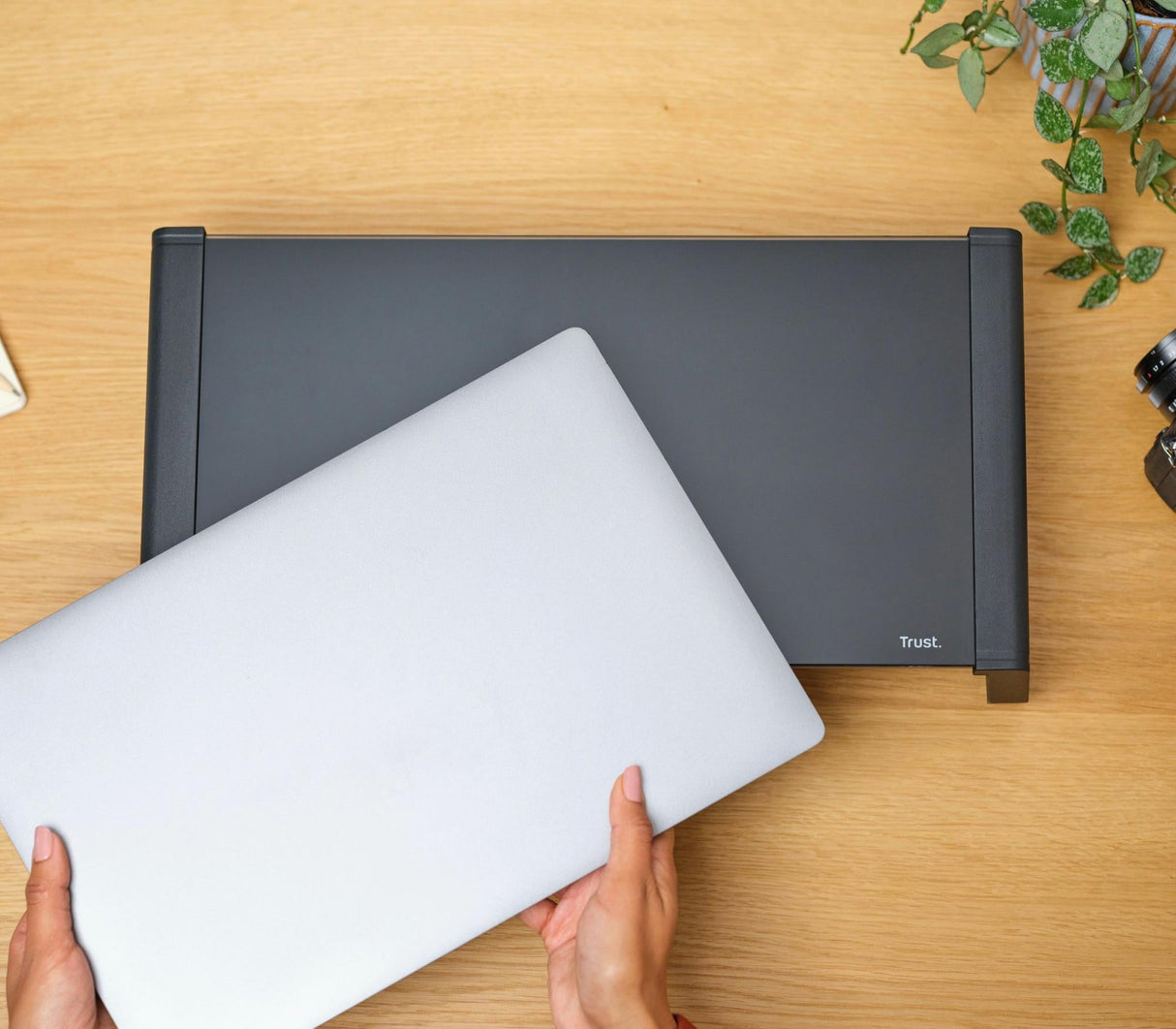 TRUST MONTA GLASS MONITOR STAND - SVART