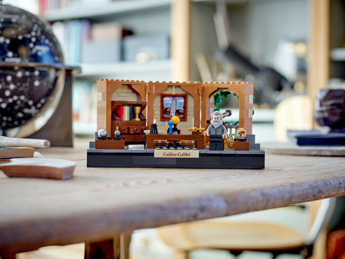 LEGO Ideas 40595 – forskningsrum og Galileo-minifigur udstillet på et bord