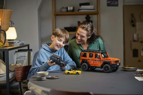 LEGO Technic 42177 Mercedes-Benz G 500 – byggeprojekt ved bordet