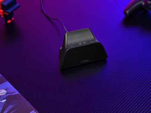 Trust GXT 255 – sort opladningsstander til PS5 – produkt i brug, øvrigt udstyr er illustration