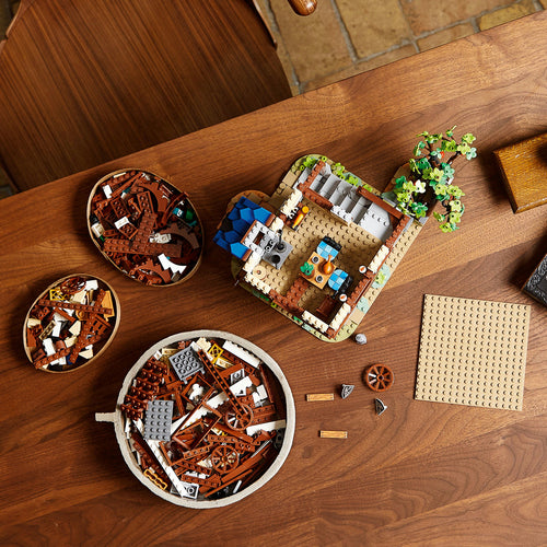 LEGO Ideas 21325 – Middelaldersmedje – klodser og modeldele set ovenfra