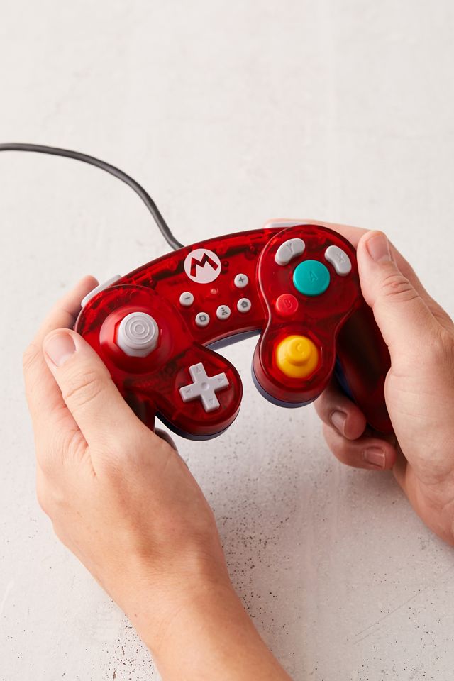 HORI Battle Pad Mario NSW-107U – stemningsbillede med controlleren i hænderne