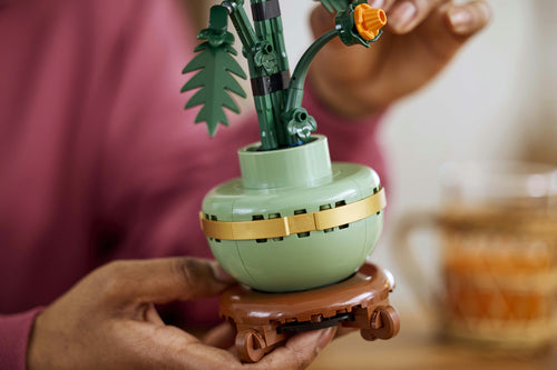 LEGO Botanicals 10368 – Krysantemum – nærbillede af krukkens gyldne bånd og sokkel