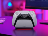 Trust GXT 255W – hvid opladningsstander til PS5 – produkt i brug, øvrigt udstyr er illustration