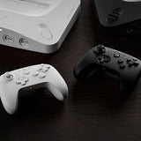 8BitDo 64 Bluetooth – retro-controller, hvid – To farvevarianter som illustration, én hvid medfølger