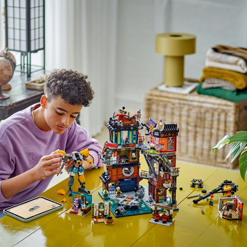 LEGO NINJAGO 71837 – NINJAGO Citys værksteder – bygger tilpasser mech-robotten ved bymodellen