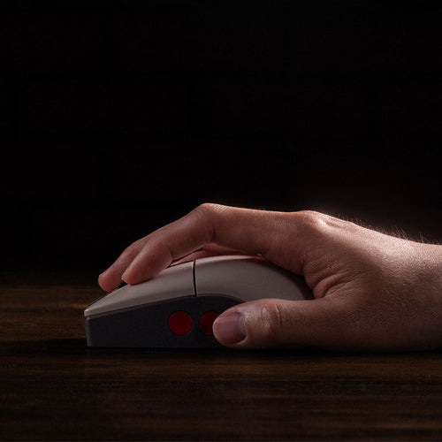 8BitDo Retro R8 N Edition – gamingmus med ladestation – Mus i hånden