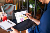 ASUS Vivobook 16 Flip TP3607SA-SI716W Copilot+ PC – illustreret i brug (vinkel 2); layout på billedet er illustrativt