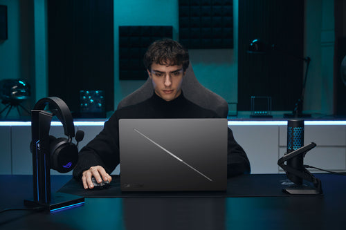 ASUS ROG Zephyrus G16 GU606AP-TB041W – illustreret i brug; tastaturlayout illustrativt