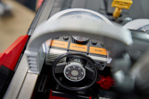 LEGO DC 76328 – Batman: Batmobil fra 1960'ernes tv-serie – cockpit med rat og instrumenter set ovenfra