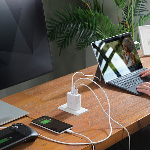 j5create – 65 W GaN USB-rejseoplader med stikadaptere – Flere enheder til opladning som eksempel