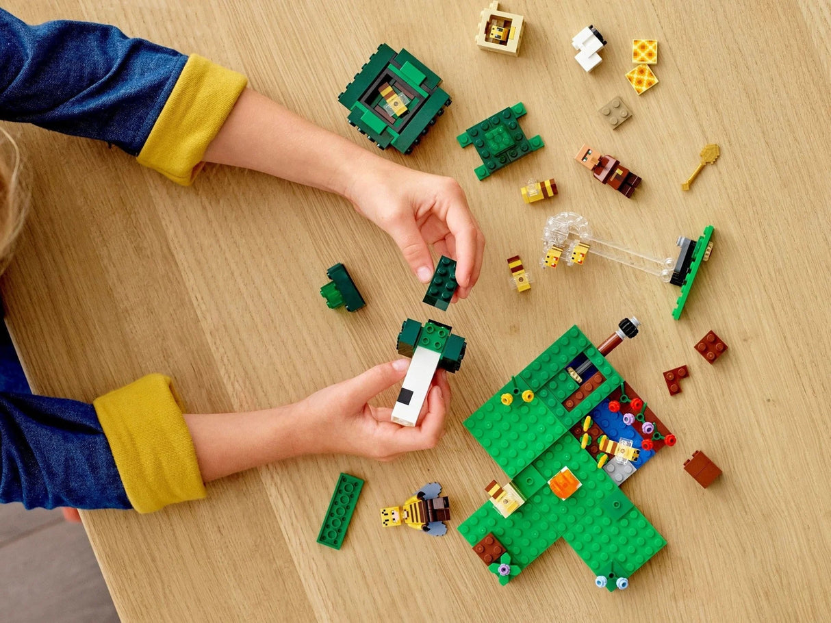 LEGO Minecraft - The Bee Farm (21165)