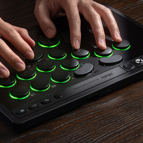 8BitDo Arcade Controller – leverless til Xbox/PC, sort – Hænder på knapperne