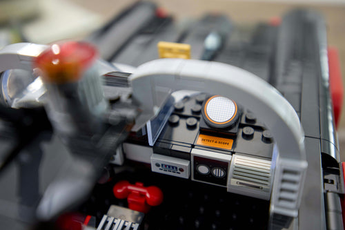 LEGO DC 76328 – Batman: Batmobil fra 1960'ernes tv-serie – nærbillede af instrumentpanelet i cockpittet